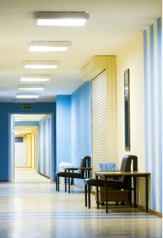 Corredor en un hospital en Granby. Las paredes son azules y amarillas y fueron pintadas por Peintre Granby.