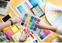 Un membre de l'équipe de Peintre Granby aide un client commercial de Granby à faire son choix de couleur 