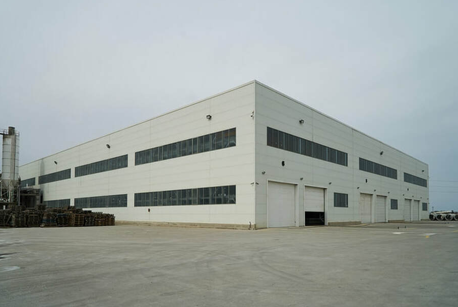Exterior de una gran fábrica en un sector industrial en Granby.