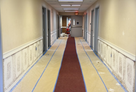 Corridor in a high-rise building that has just been repainted. The painters spread a roll of paper on the floor to protect the carpet. The work was executed by Peintre Granby.